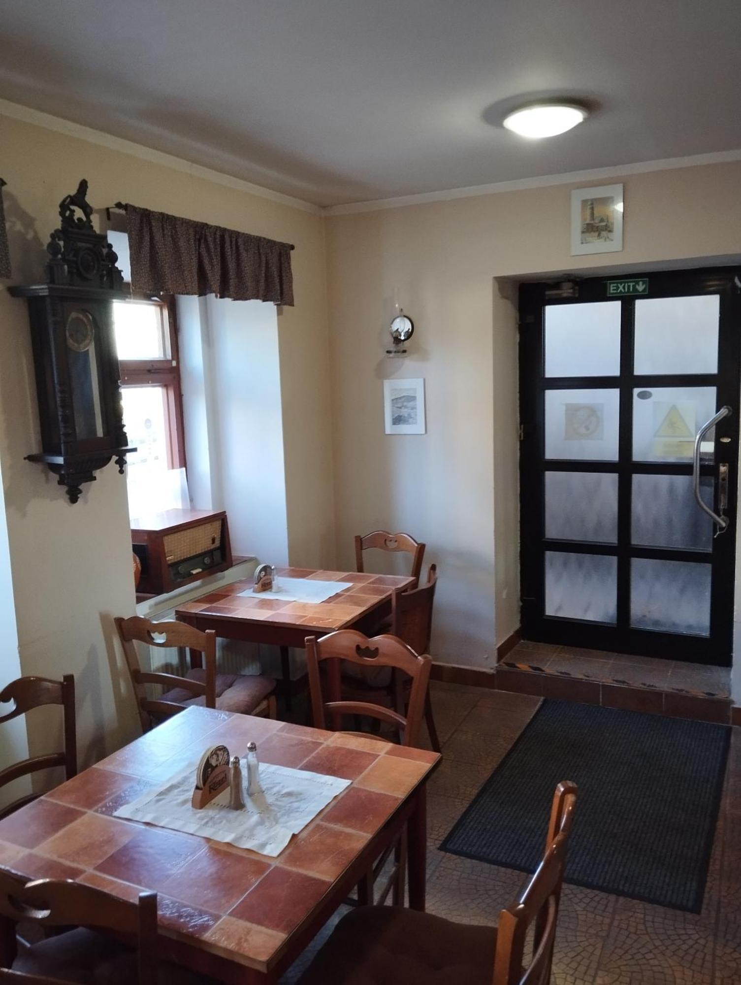 Restaurace A Penzion Vlci Jama Horni Blatna Luaran gambar